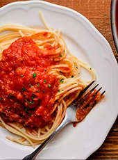 Molho de tomate delicioso, pasta e vinho tinto